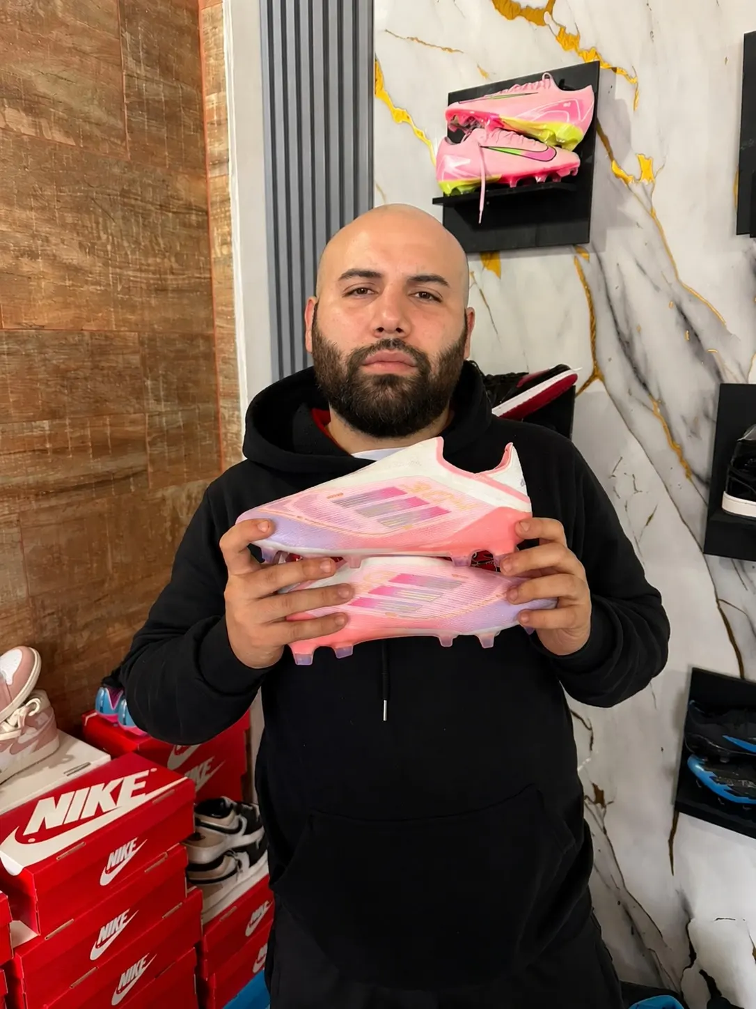 Entrega de botines rosas en el local