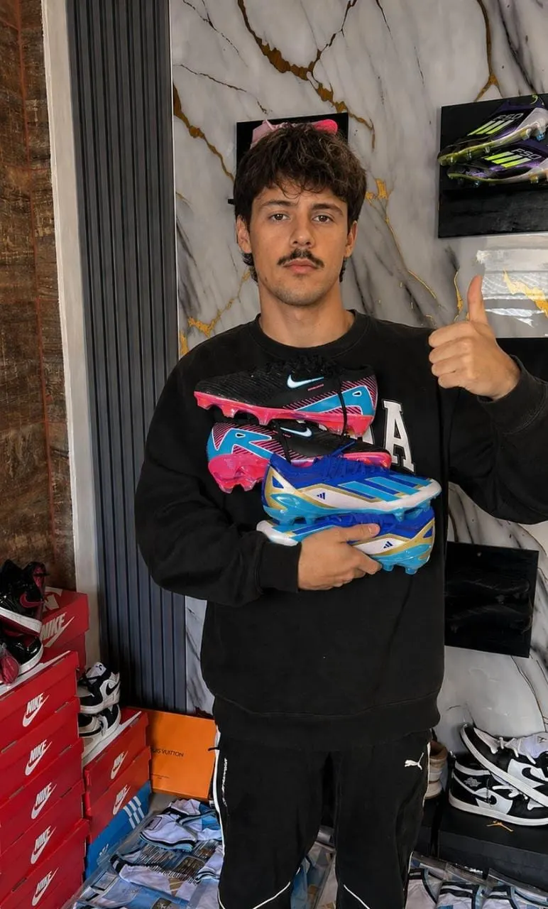 Entrega de dos pares de botines en el local